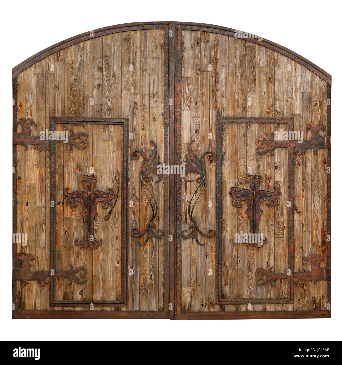 Chiuso il vecchio cancello di legno con modelli in metallo isolato su sfondo bianco Foto Stock