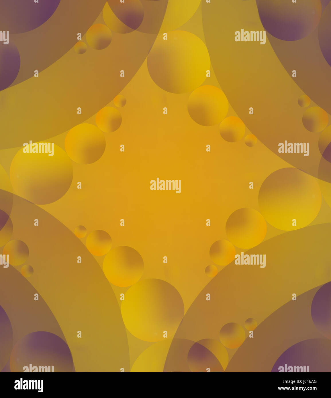 Immagine astratta delle goccioline di olio in acqua. Sagome formate sono rotondi. Lo schema colore è giallo e viola. Foto Stock Immagine astratta delle goccioline di olio in acqua. Sagome formate sono rotondi. Lo schema colore è giallo e viola. Foto Stock