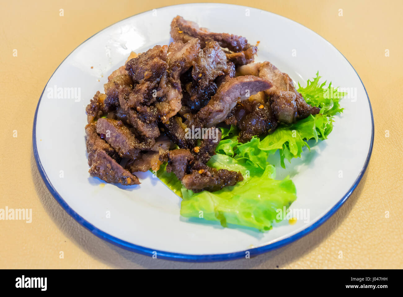 Thai grigliate di carne di manzo tagliata a fette sul piatto decorato chiamato piangendo Tiger. Stile Thailandese carni bovine saltare in padella con peperoni e salsa piccante Foto Stock