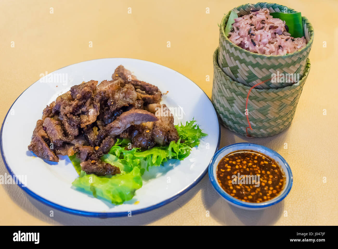 Thai grigliate di carne di manzo tagliata a fette sul piatto decorato chiamato piangendo Tiger. Stile Thailandese carni bovine saltare in padella con peperoni e salsa piccante Foto Stock