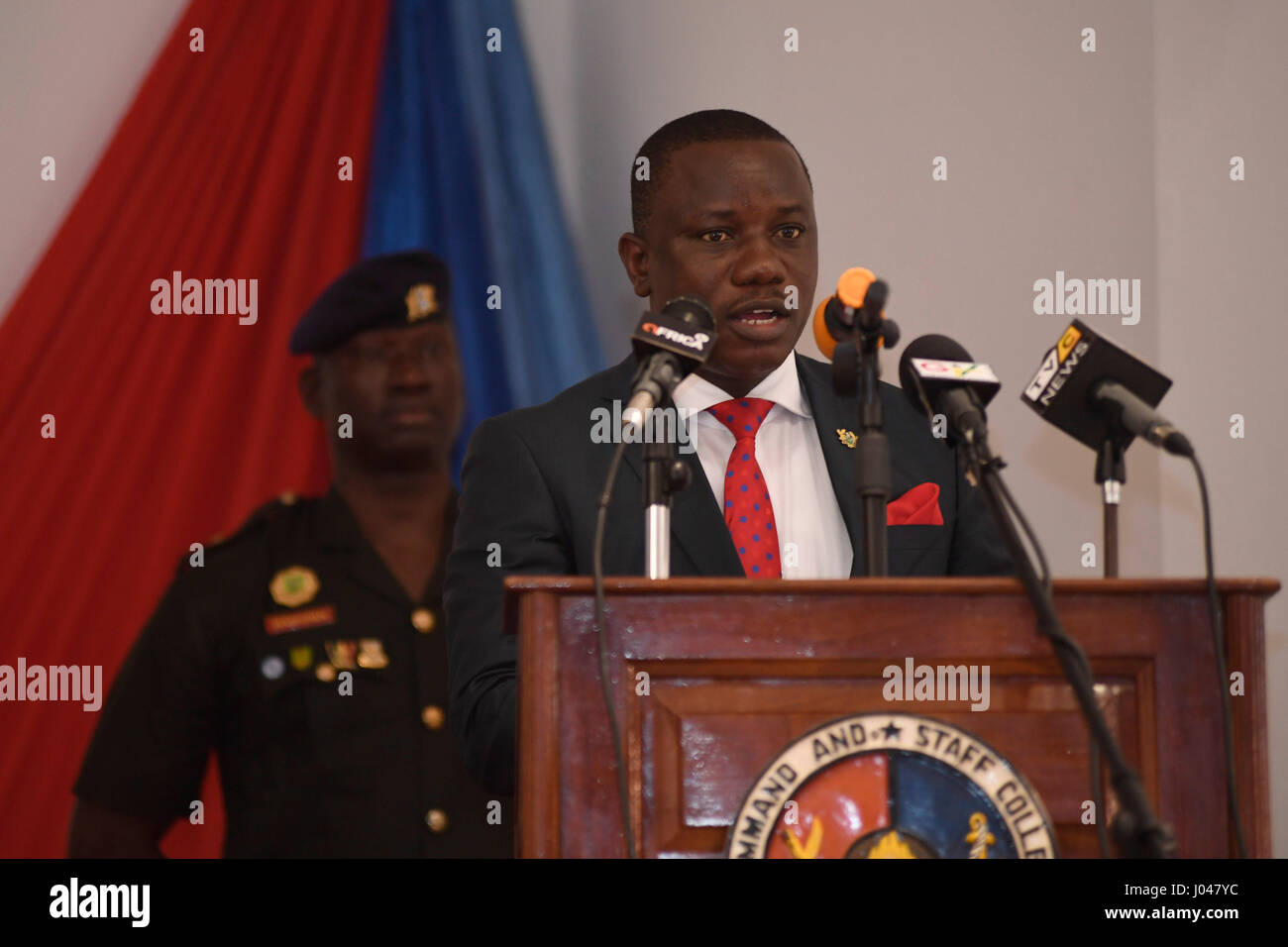 Il Ministro ghanese della difesa Dominic Nitiwul parla durante l'esercizio Obangame Express alla cerimonia di apertura per il Ghana Forze Armate il comando e lo Staff College Marzo 23, 2017 in Accra, Ghana. (Foto di MCS1 Justin Stumberg /US Navy via Planetpix) Foto Stock