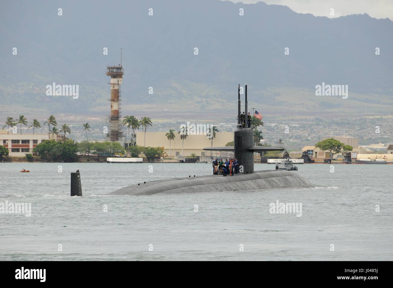 L'USN Los Angeles-classe fast-attacco sommergibile USS Bremerton si diparte la base comune perla Harbor-Hickam Aprile 5, 2011 in Pearl Harbor, Hawaii. (Foto di MCS2 Ronald Gutridge /US Navy via Planetpix) Foto Stock