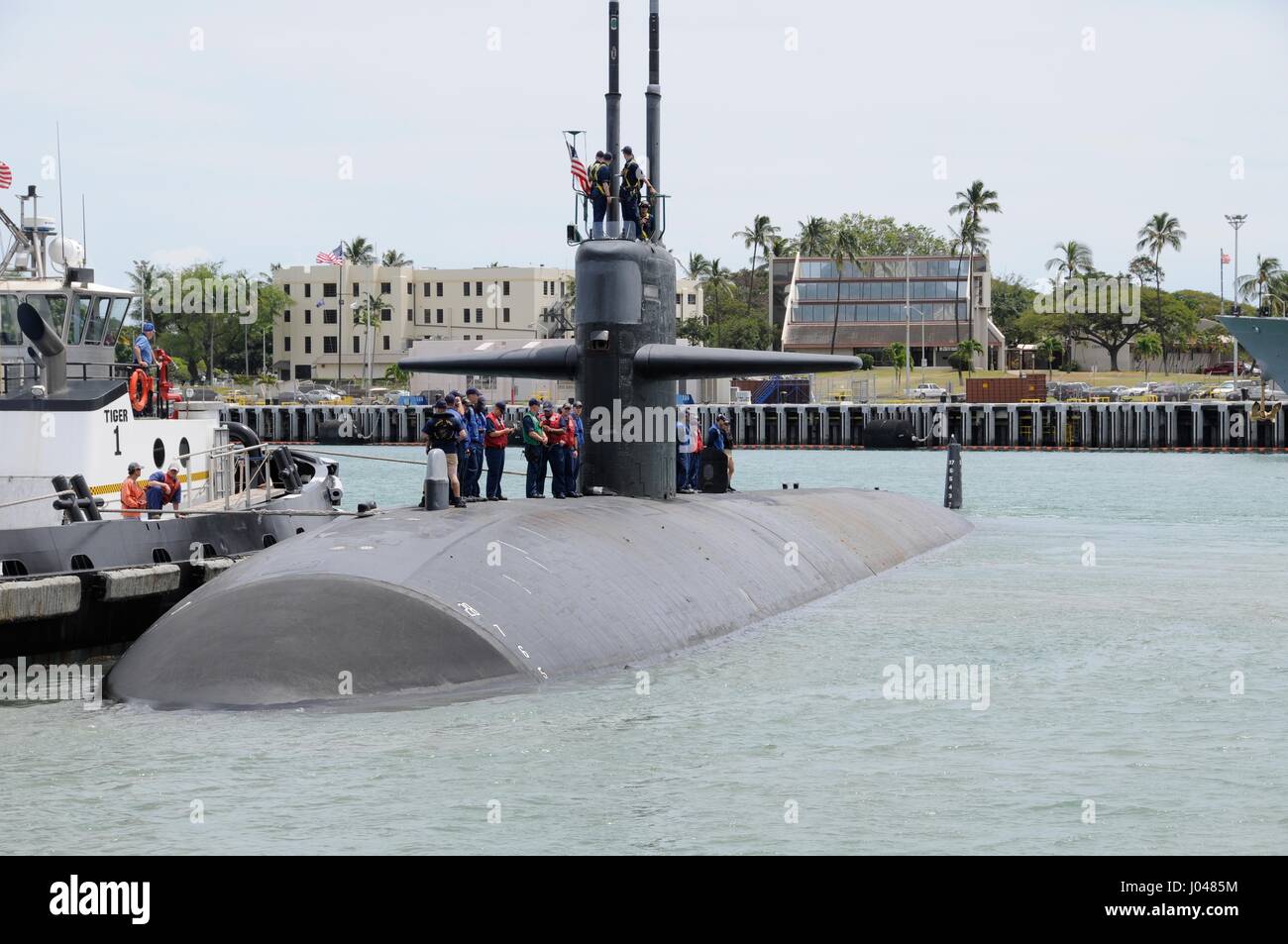 L'USN Los Angeles-classe fast-attacco sommergibile USS Bremerton si diparte la base comune perla Harbor-Hickam Aprile 5, 2011 in Pearl Harbor, Hawaii. (Foto di MCS2 Ronald Gutridge /US Navy via Planetpix) Foto Stock