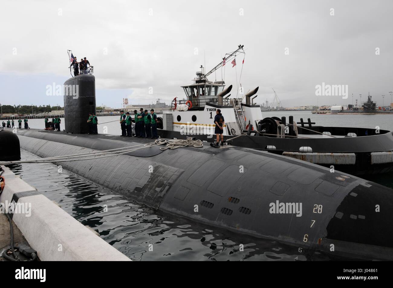 L'USN Los Angeles-classe fast-attacco sommergibile USS Cheyenne si diparte la base comune perla Harbor-Hickam Aprile 1, 2011 in Pearl Harbor, Hawaii. (Foto di MCS2 Ronald Gutridge /US Navy via Planetpix) Foto Stock