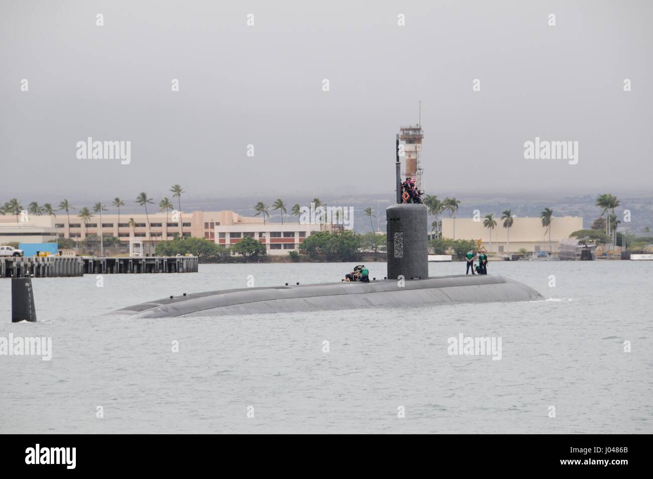 L'USN Los Angeles-classe fast-attacco sommergibile USS Cheyenne si diparte la base comune perla Harbor-Hickam Aprile 1, 2011 in Pearl Harbor, Hawaii. (Foto di MCS2 Ronald Gutridge /US Navy via Planetpix) Foto Stock