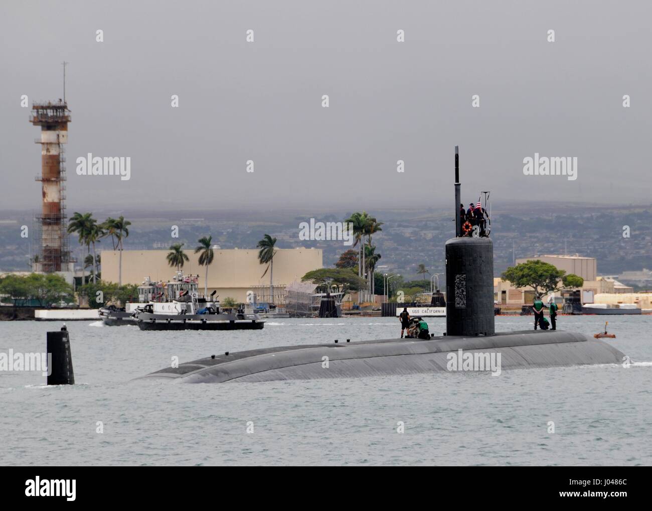 L'USN Los Angeles-classe fast-attacco sommergibile USS Cheyenne si diparte la base comune perla Harbor-Hickam Aprile 1, 2011 in Pearl Harbor, Hawaii. (Foto di MCS2 Ronald Gutridge /US Navy via Planetpix) Foto Stock