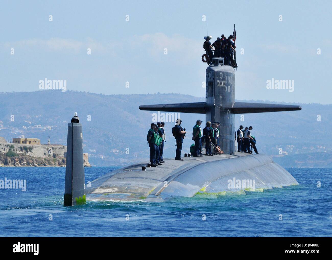 L'USN Los Angeles-classe fast-attacco sommergibile USS Helena cuoce a vapore in corso Settembre 28, 2013 in Souda Bay, Grecia. (Foto di Paolo Farley /US Navy via Planetpix) Foto Stock