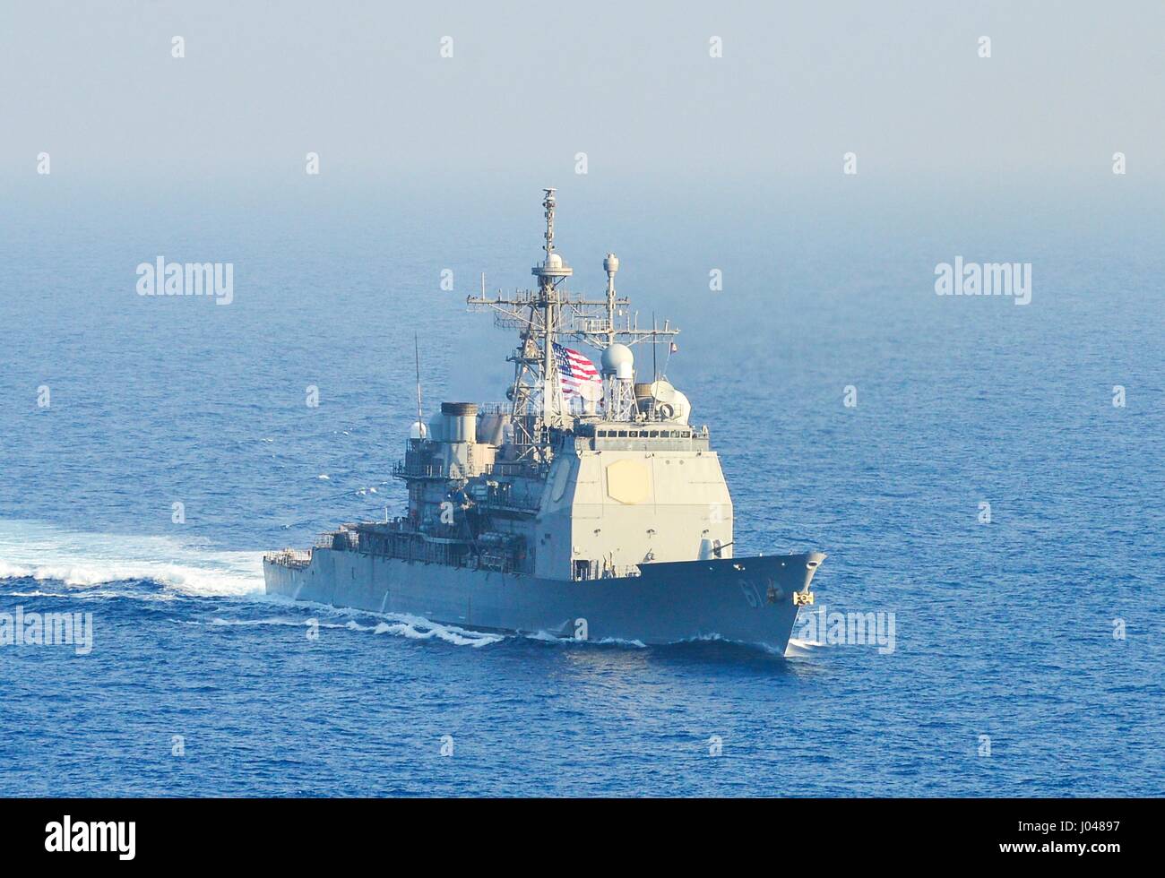 L'USN Ticonderoga-class guidato-missili cruiser USS Monterey cuoce a vapore in corso 1 novembre 2013 nel mar Mediterraneo. (Foto di MCS3 Billy Ho /US Navy via Planetpix) Foto Stock