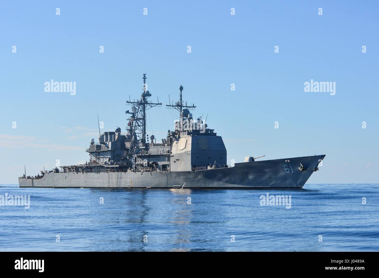 L'USN Ticonderoga-class guidato-missili cruiser USS Monterey cuoce a vapore in corso Dicembre 6, 2013 nel mar Mediterraneo. (Foto di MCS3 Billy Ho /US Navy via Planetpix) Foto Stock