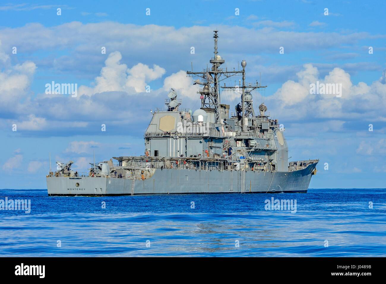 L'USN Ticonderoga-class guidato-missili cruiser USS Monterey cuoce a vapore in corso Dicembre 6, 2013 nel mar Mediterraneo. (Foto di MCS3 Billy Ho /US Navy via Planetpix) Foto Stock