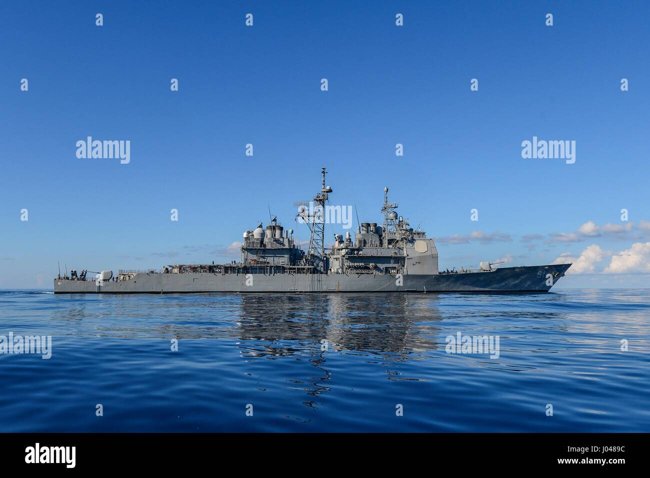 L'USN Ticonderoga-class guidato-missili cruiser USS Monterey cuoce a vapore in corso Dicembre 6, 2013 nel mar Mediterraneo. (Foto di MCS3 Billy Ho /US Navy via Planetpix) Foto Stock