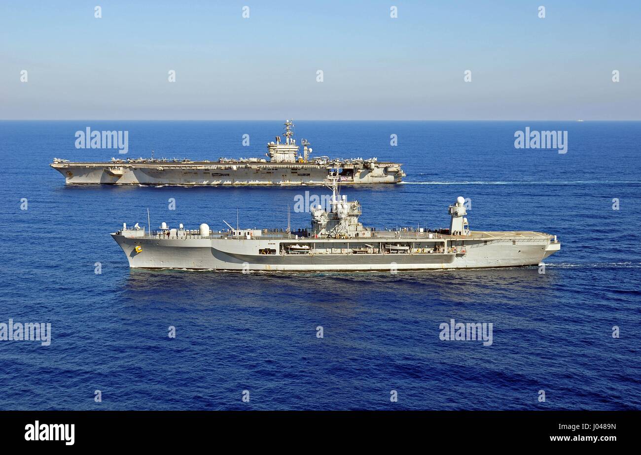 L'USN Blue Ridge-classe command nave USS Mount Whitney (anteriore) vapori in formazione con l'USN Nimitz-class portaerei USS Nimitz Ottobre 24, 2013 nello Stretto di Messina. (Foto di MCS1 Collin Turner/US Navy via Planetpix) Foto Stock