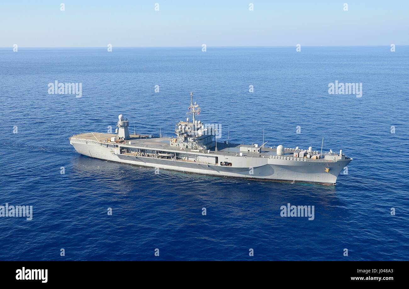 L'USN Blue Ridge-classe command nave USS Mount Whitney cuoce a vapore in corso Ottobre 25, 2013 nel mar Mediterraneo. (Foto di Alex Cornell du Houx /US Navy via Planetpix) Foto Stock