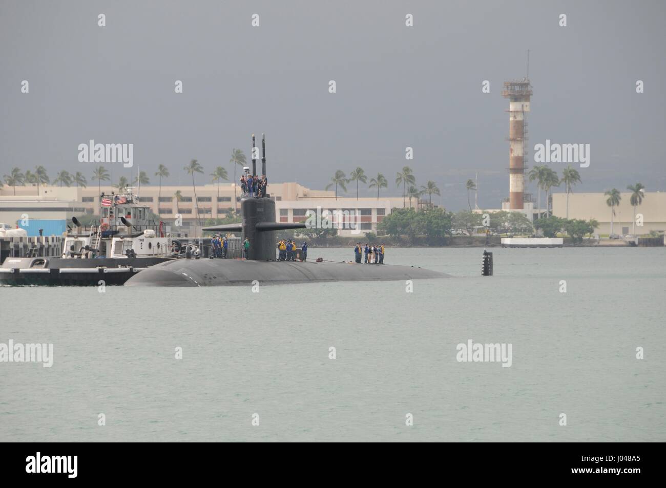 L'USN Los Angeles-classe fast-attacco sommergibile USS Oklahoma City arriva in corrispondenza della giunzione base Harbor-Hickam Perla Febbraio 10, 2011 a Pearl Harbor, Hawaii. (Foto di MCS2 Ronald Gutridge /US Navy via Planetpix) Foto Stock