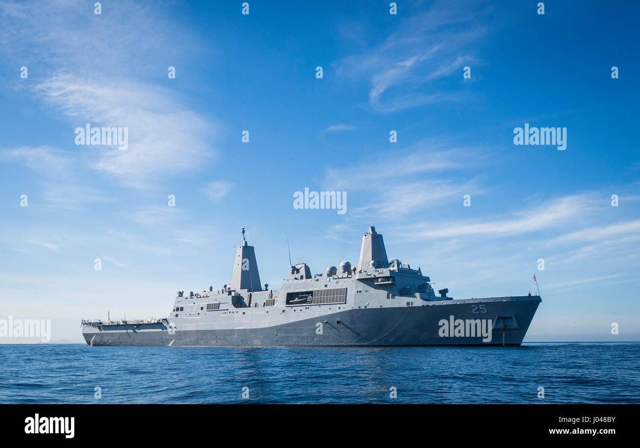 L'USN San Antonio-classe di trasporto anfibio dock nave USS Somerset cuoce a vapore nel corso dell esercizio vigile protezione 27 ottobre 2015 nell'Oceano Pacifico. (Foto di MCS1 Kori Melvin /US Navy via Planetpix) Foto Stock