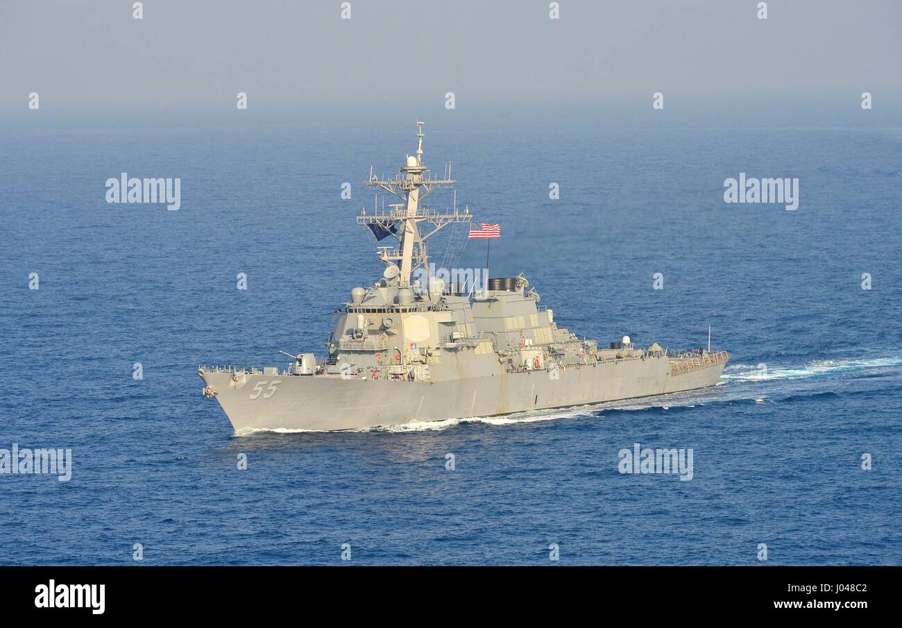 L'USN Arleigh Burke-class guidato-missile destroyer USS Stout cuoce a vapore in corso 1 novembre 2013 nel mar Mediterraneo. (Foto di MCS3 Billy Ho /US Navy via Planetpix) Foto Stock