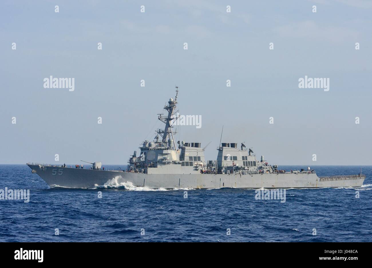 L'USN Arleigh Burke-class guidato-missile destroyer USS Stout cuoce a vapore in corso Novembre 23, 2013 nel mar Mediterraneo. (Foto di MCS3 Billy Ho /US Navy via Planetpix) Foto Stock