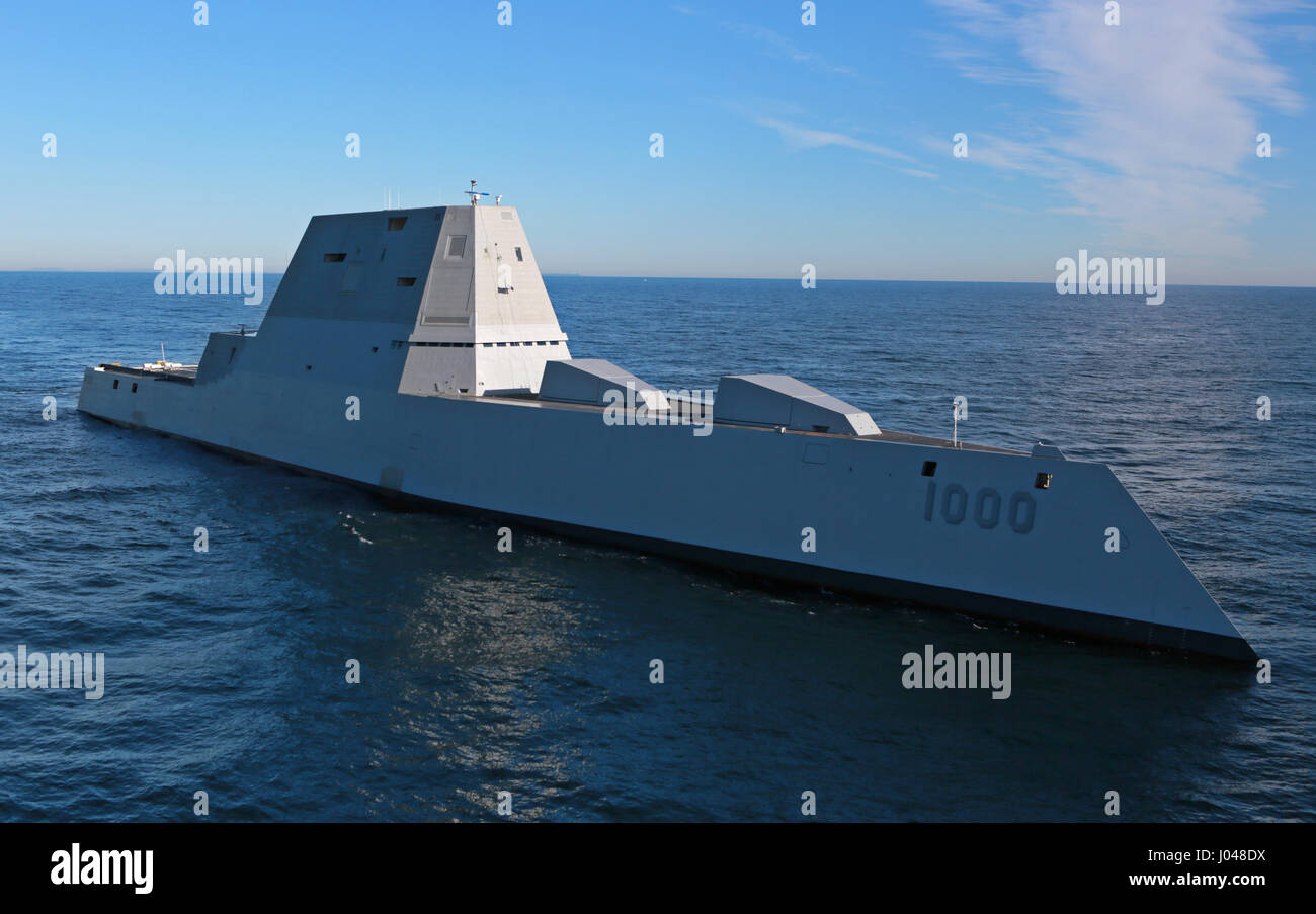 L'USN Zumwalt-class guidato-missile destroyer USS Zumwalt cuoce a vapore in corso Dicembre 7, 2015 nell'Oceano Atlantico. (Foto di Dennis Griggs /US Navy via Planetpix) Foto Stock