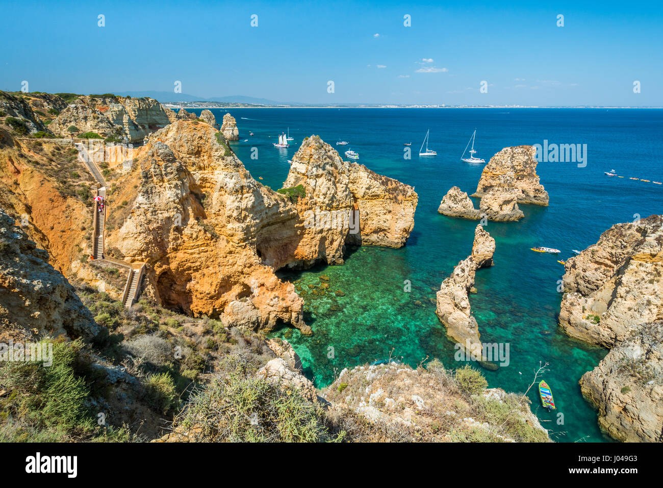 Scenic scogliere dorate e acque color smeraldo di Ponta da Piedade, Lagos, Algarve, PORTOGALLO Foto Stock