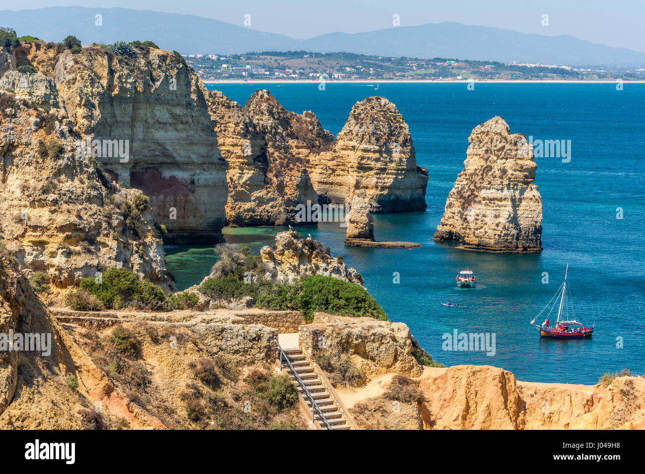 Scenic scogliere dorate e acque color smeraldo di Ponta da Piedade, Lagos, Algarve, PORTOGALLO Foto Stock