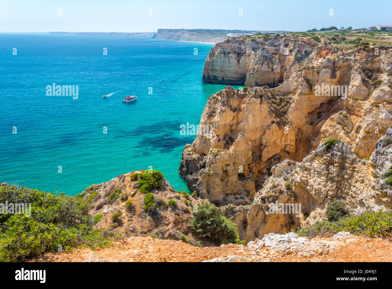 Scenic scogliere dorate e acque color smeraldo di Ponta da Piedade, Lagos, Algarve, PORTOGALLO Foto Stock
