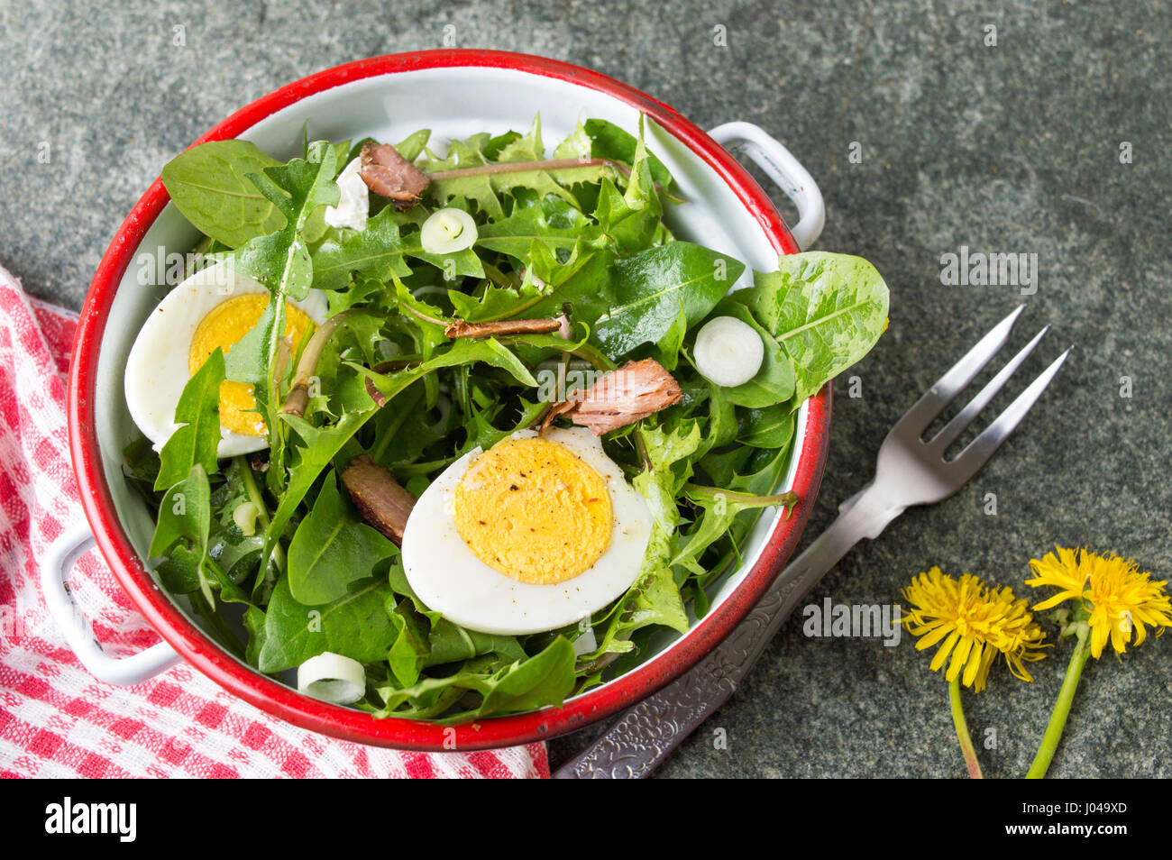 Tarassaco insalata di uova con cipolle e formaggio in una ciotola Foto Stock Tarassaco insalata di uova con cipolle e formaggio in una ciotola Foto Stock