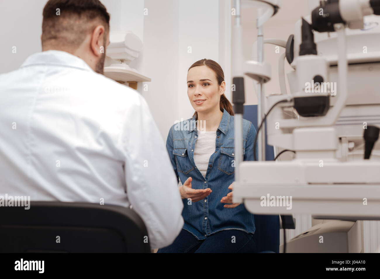 Bella bella donna che parla con il suo oculista Foto Stock