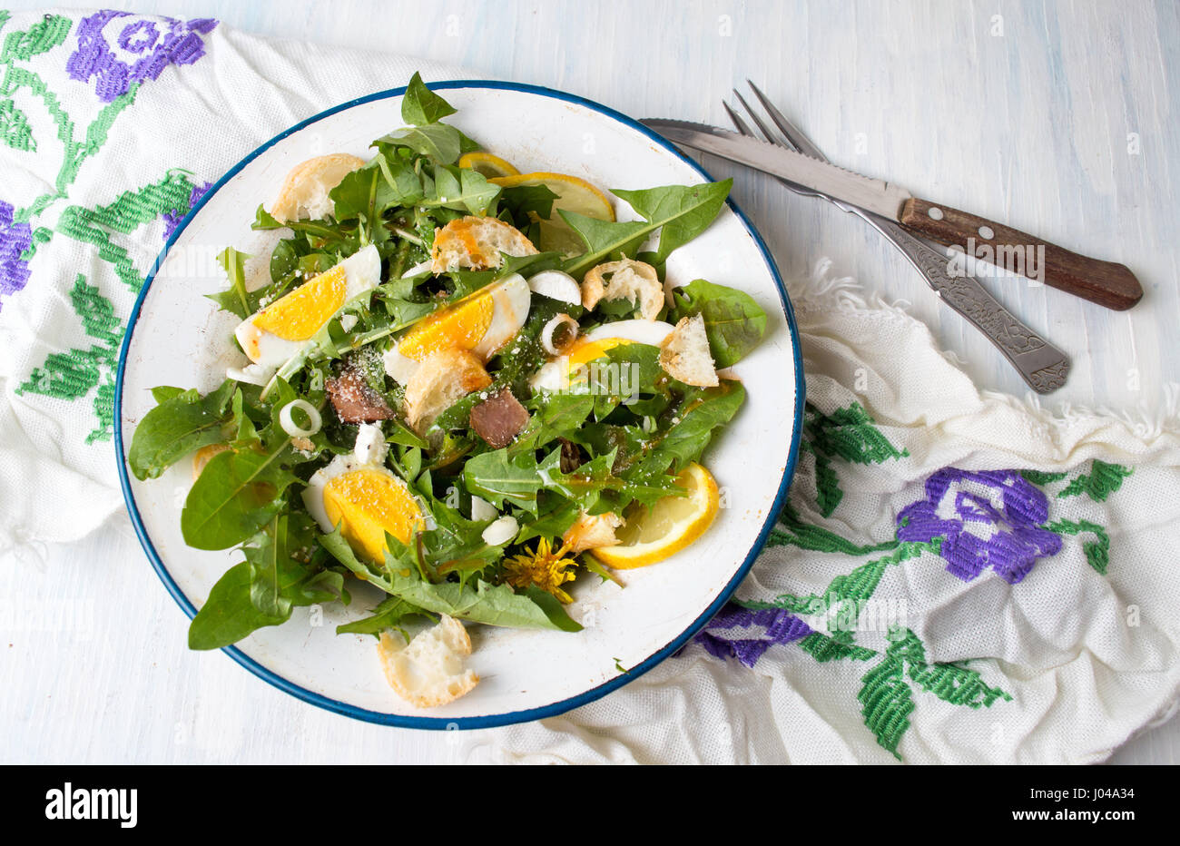 Foglie di tarassaco naturale insalata di pasto su una piastra Foto Stock Foglie di tarassaco naturale insalata di pasto su una piastra Foto Stock
