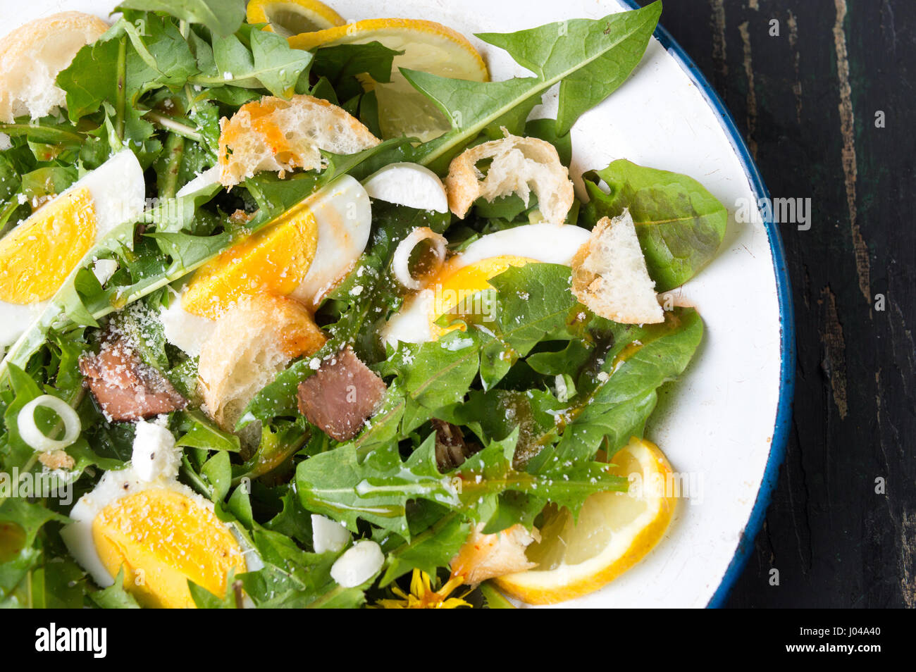 Foglie di tarassaco naturale insalata di pasto su una piastra Foto Stock Foglie di tarassaco naturale insalata di pasto su una piastra Foto Stock