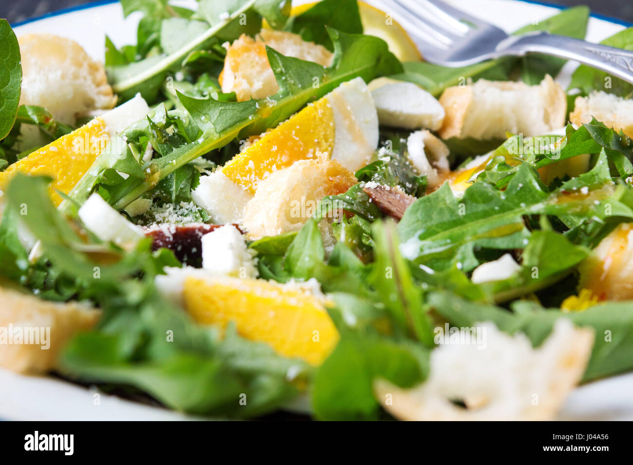 Foglie di tarassaco naturale insalata di pasto su una piastra Foto Stock Foglie di tarassaco naturale insalata di pasto su una piastra Foto Stock