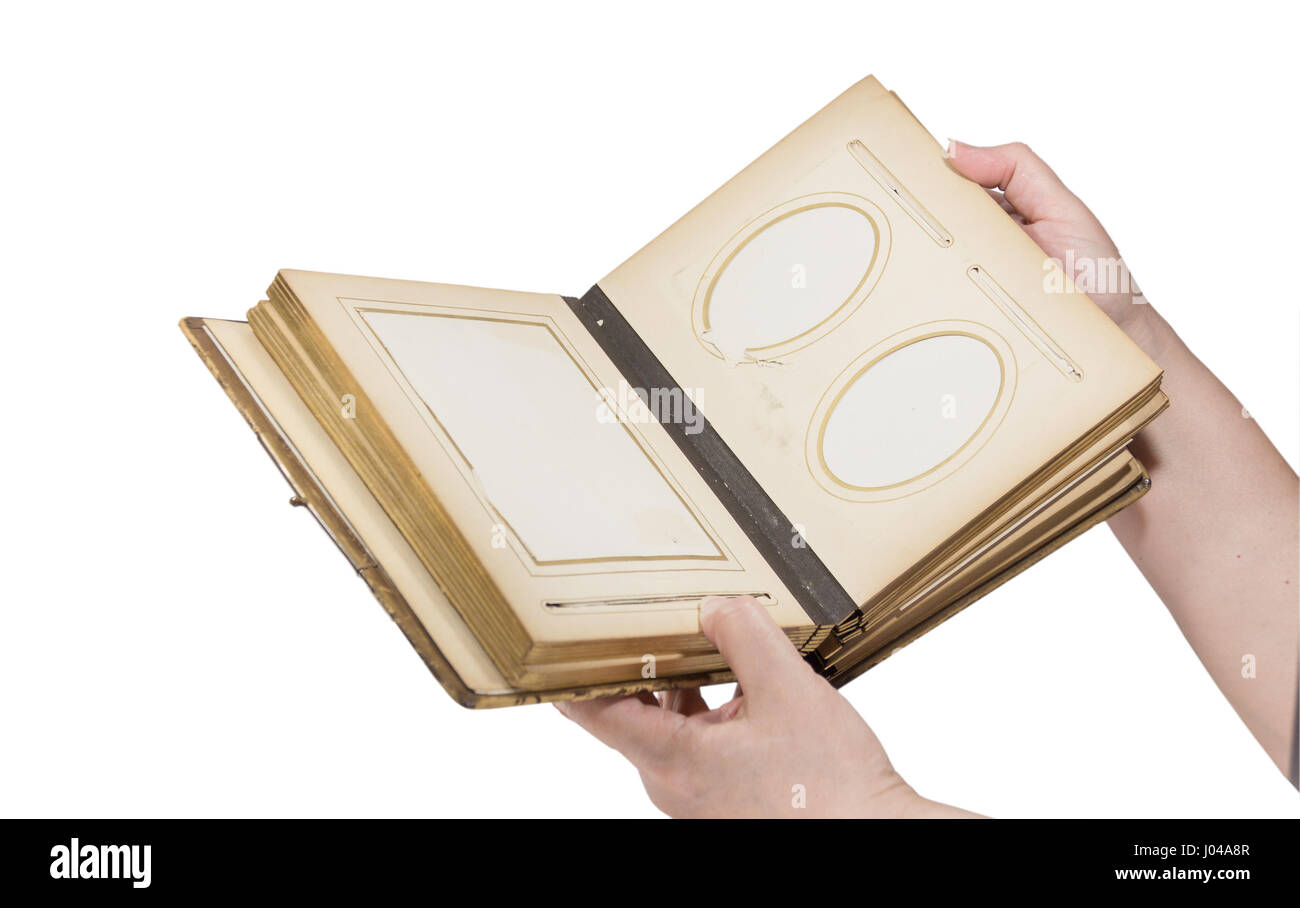 Antique shabby photo album nelle mani di un titolare di pensione o di rendita Foto Stock