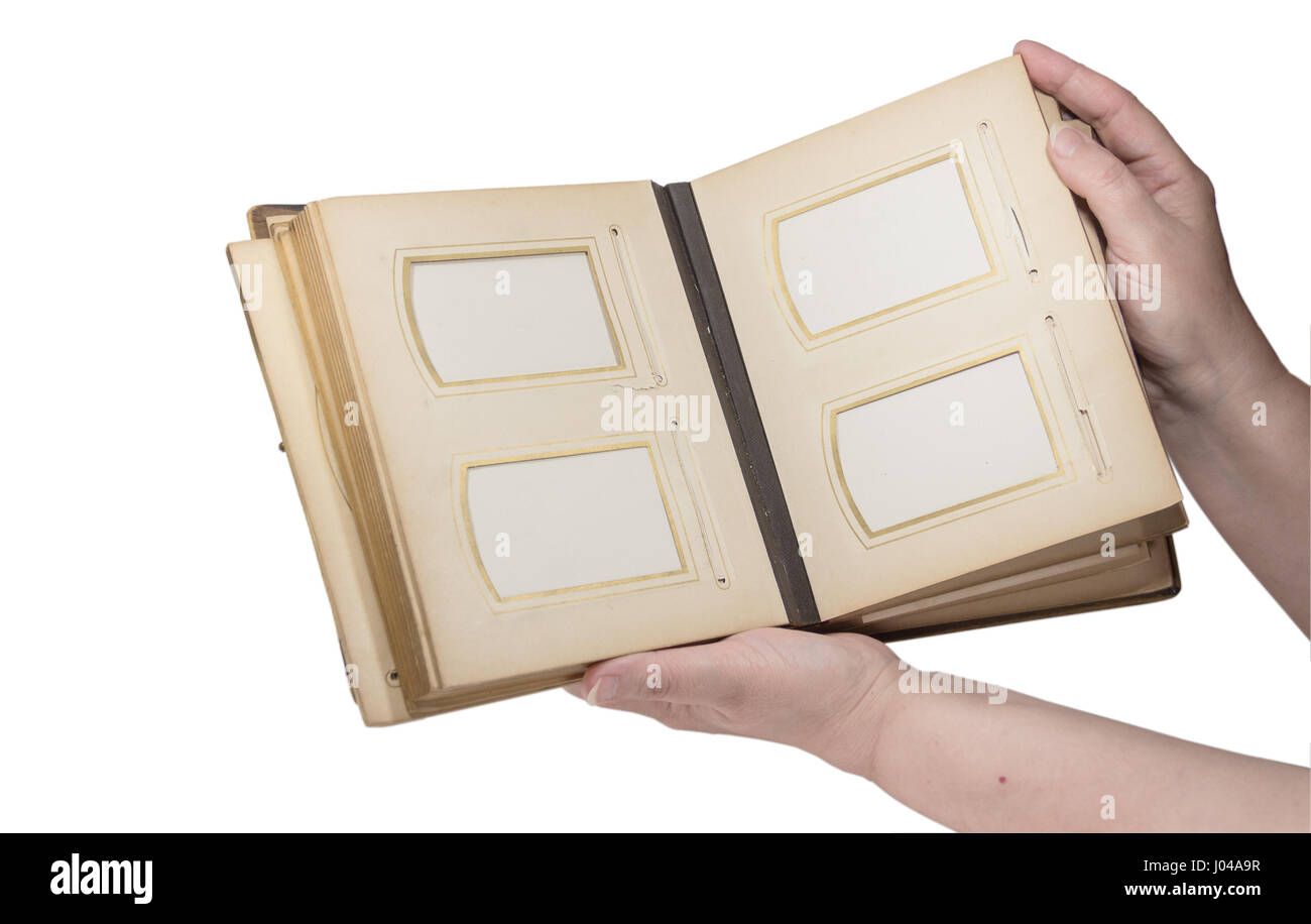 Antique shabby photo album nelle mani di un titolare di pensione o di rendita Foto Stock