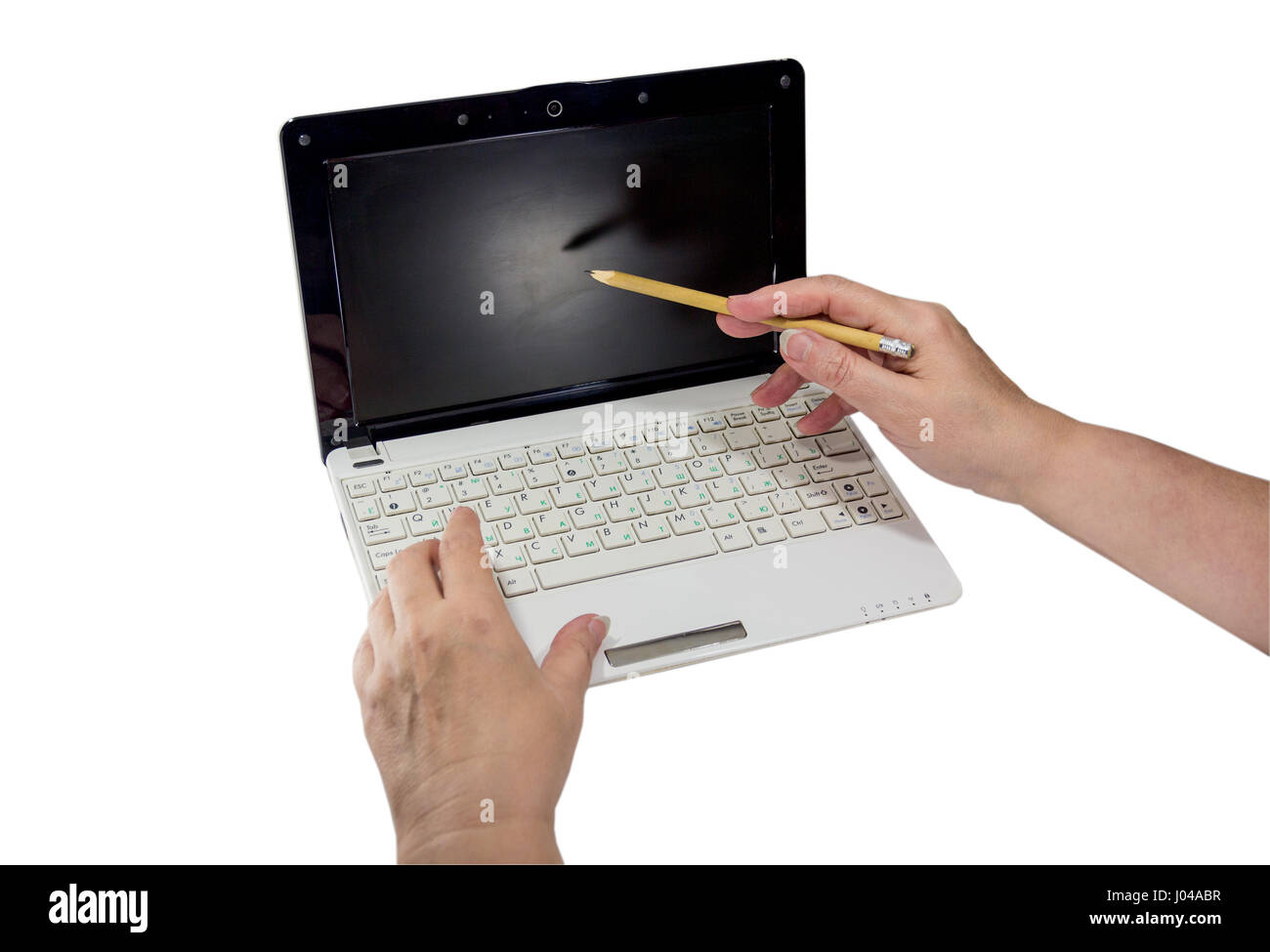 Matita nelle mani di punti sullo schermo del computer Foto Stock