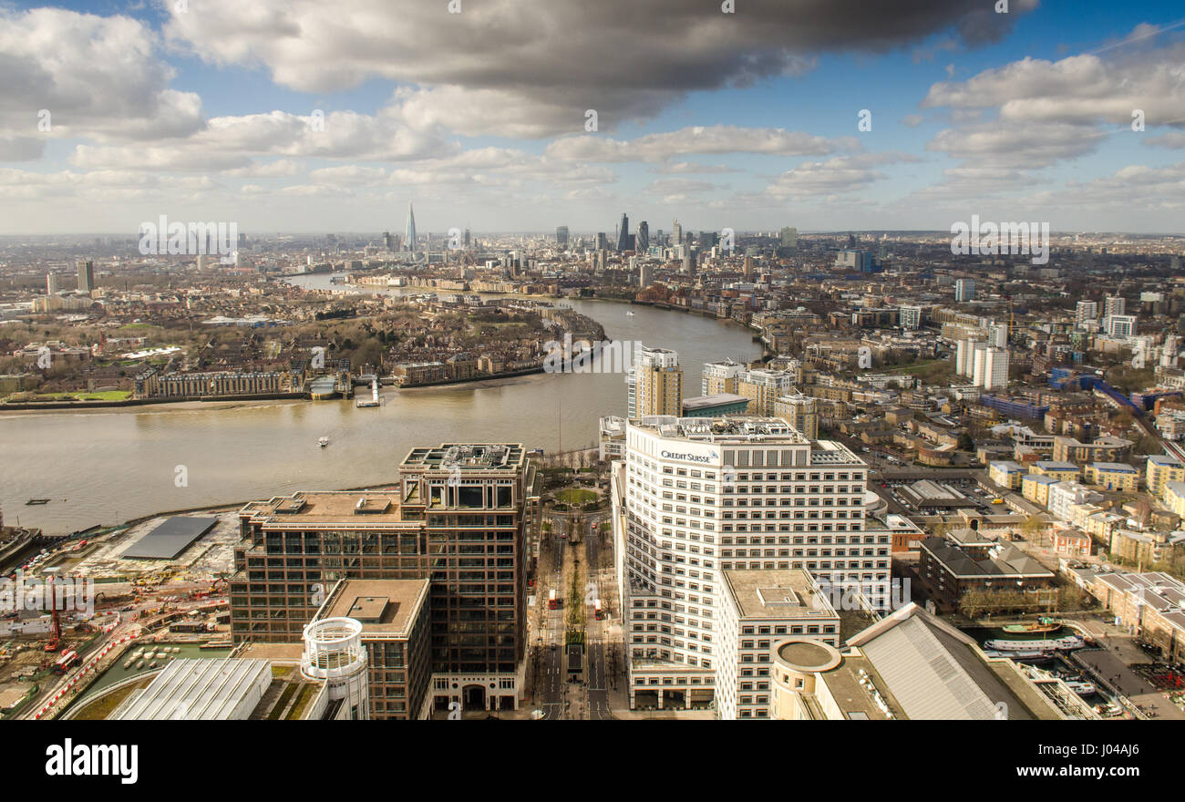 Londra, Inghilterra, 27 Febbraio 2015: Il fiume Tamigi si snoda attraverso il paesaggio urbano della zona est di Londra come si vede dalla Docklands Canary Wharf Tower. Foto Stock