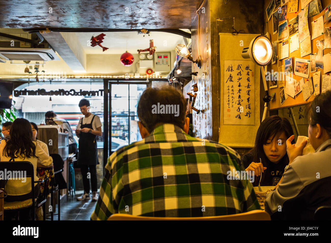 Interno di un ristorante locale di Hong Kong, Cina, Asia Foto Stock