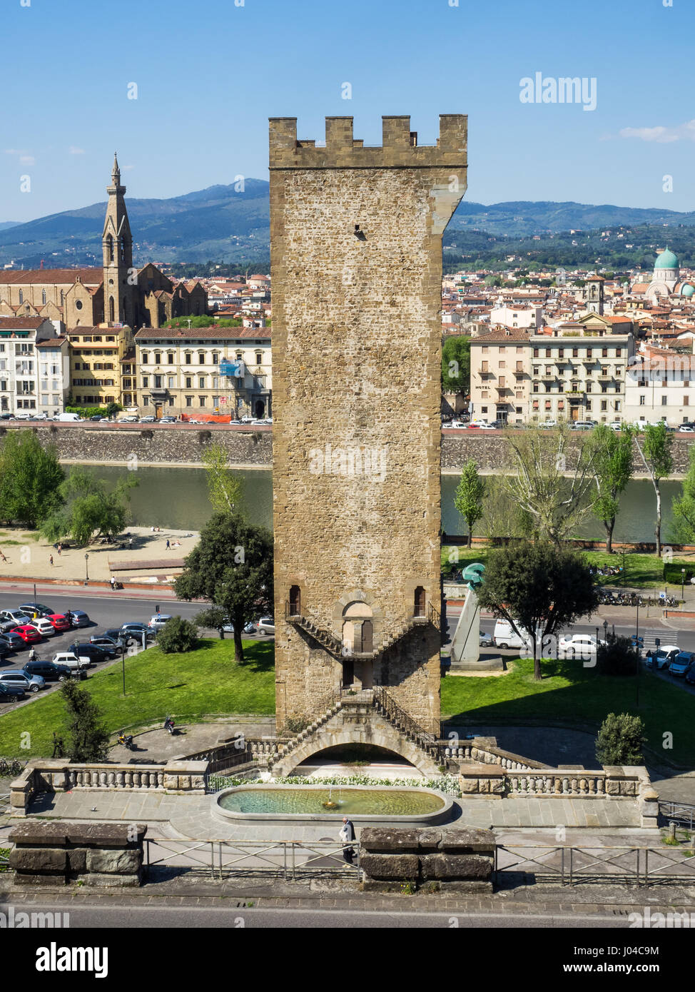 Porta San Niccolo torre di porta sulle rive del fiume Arno che formano parte del XIV secolo muro difensivo attorno alla città medievale di Firenze, Toscana Foto Stock