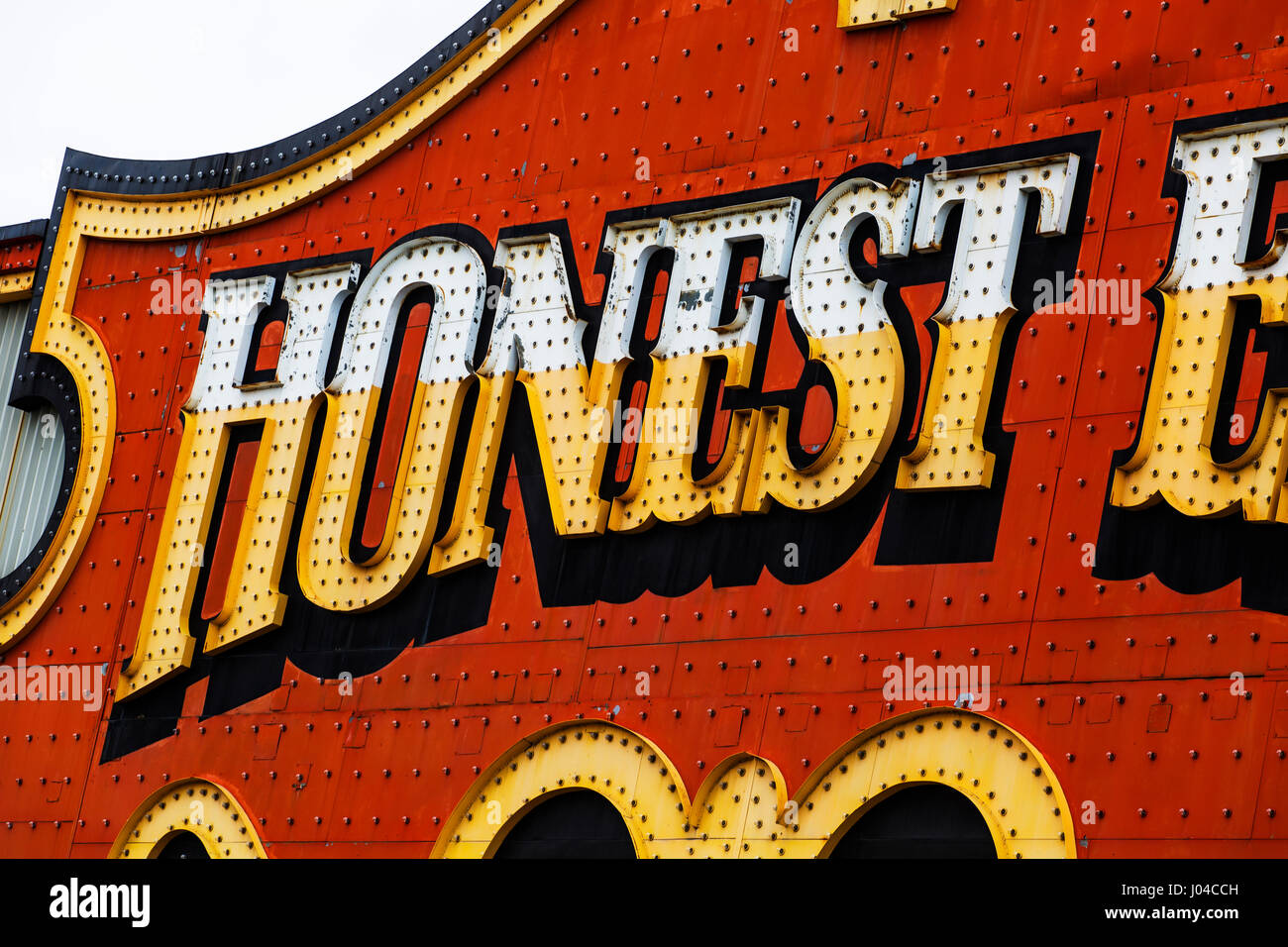 Toronto Ontario Canada, segno distintivo di sconto negozio onesto ED'S, situato a Bathurst Street e Bloor Street West Foto Stock