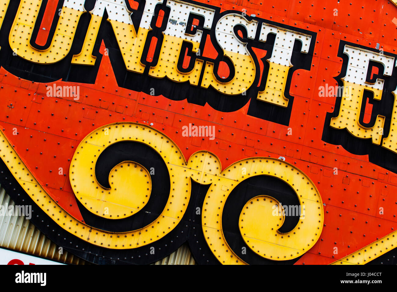 Toronto Ontario Canada, segno distintivo di sconto negozio onesto ED'S, situato a Bathurst Street e Bloor Street West Foto Stock