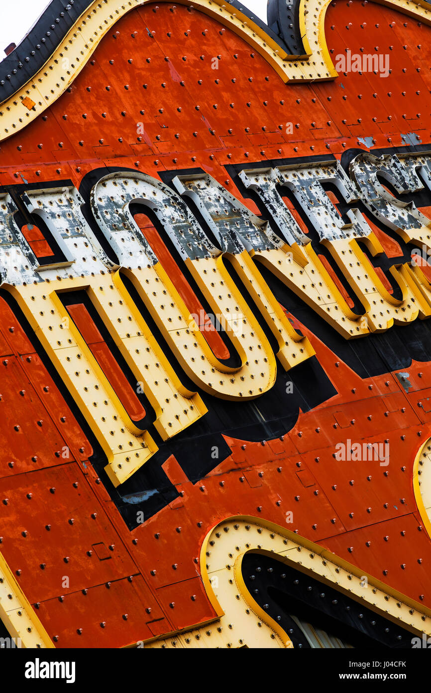 Toronto Ontario Canada, segno distintivo di sconto negozio onesto ED'S, situato a Bathurst Street e Bloor Street West Foto Stock