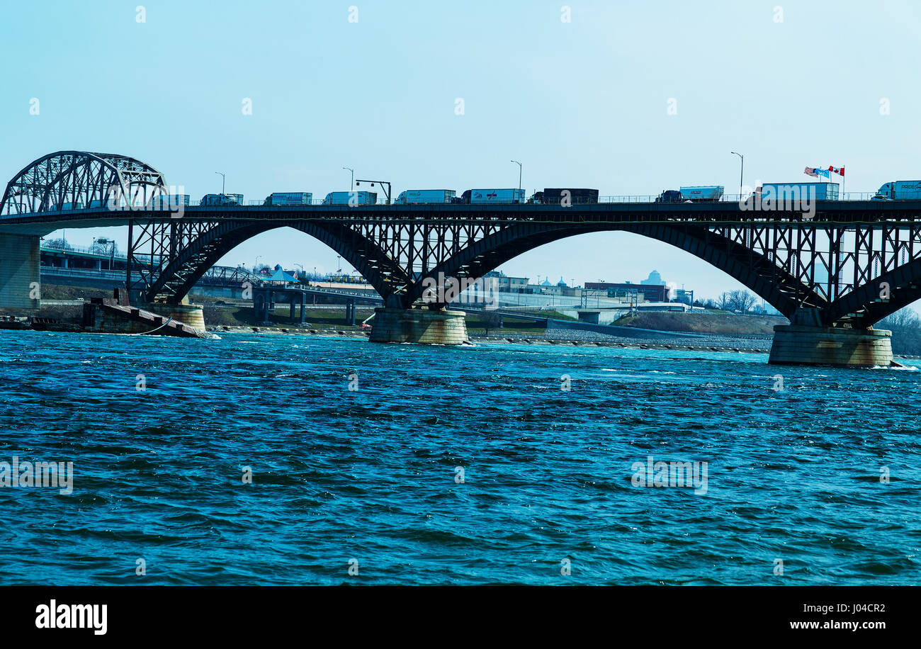 La pace ponte sopra il fiume Niagara da Fort Erie in Canada a Buffalo New York, Stati Uniti Foto Stock