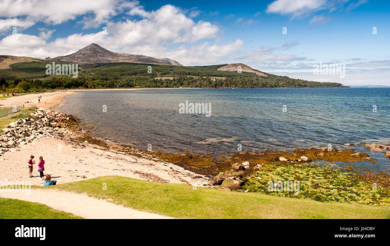 Montagna Goatfell fornisce lo sfondo per Brodick Bay sull'isola di Arran in Scozia. Foto Stock