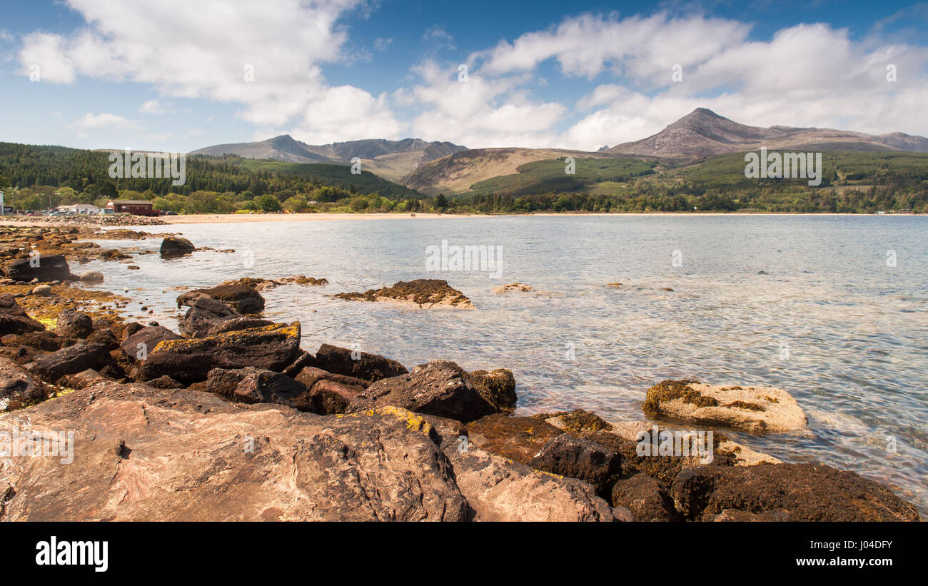 Montagna Goatfell fornisce lo sfondo per Brodick Bay sull'isola di Arran in Scozia. Foto Stock
