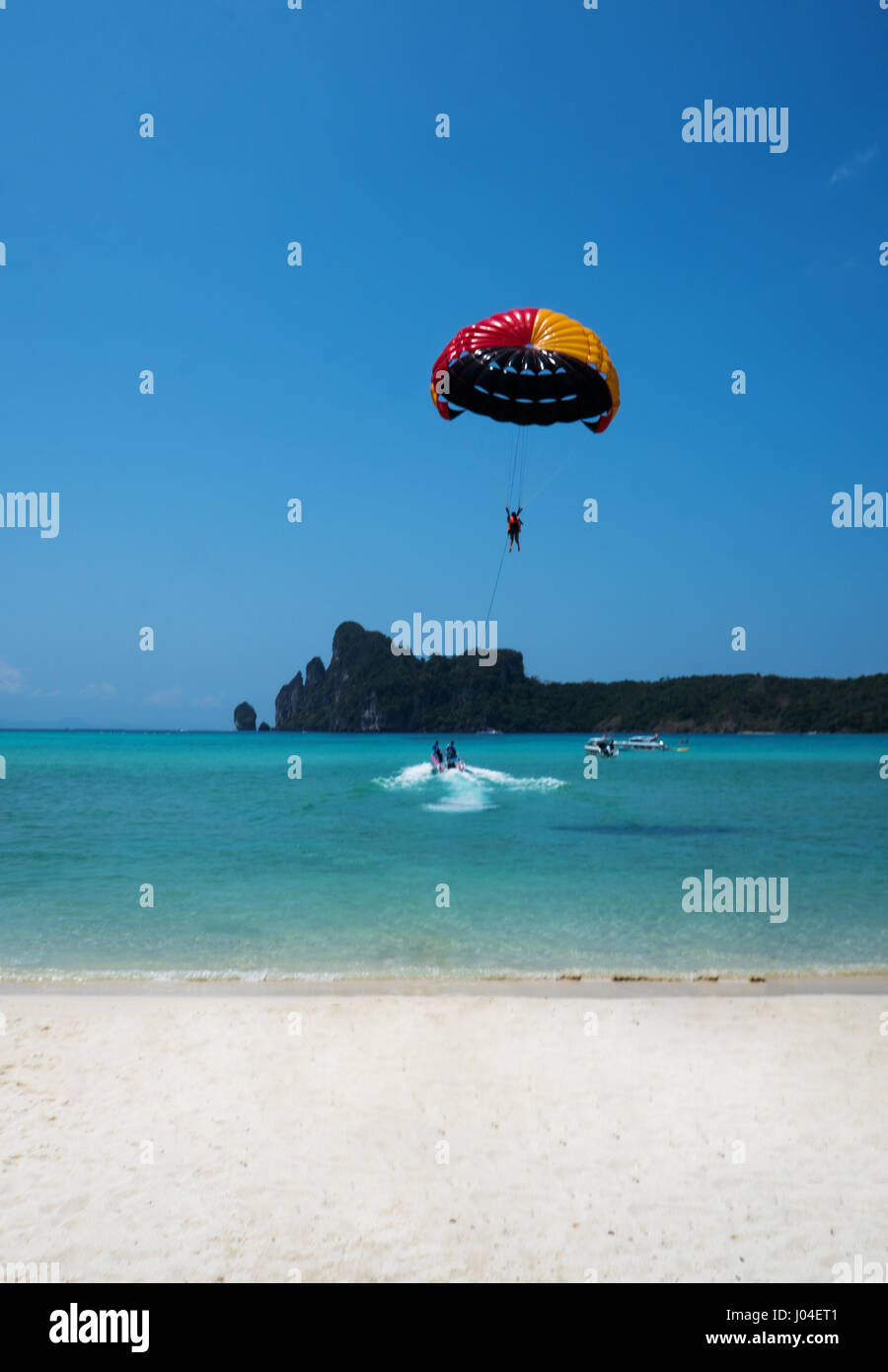 Para la vela oltre mare contro il cielo blu. Sport vacanza turistica nozione di attività Foto Stock