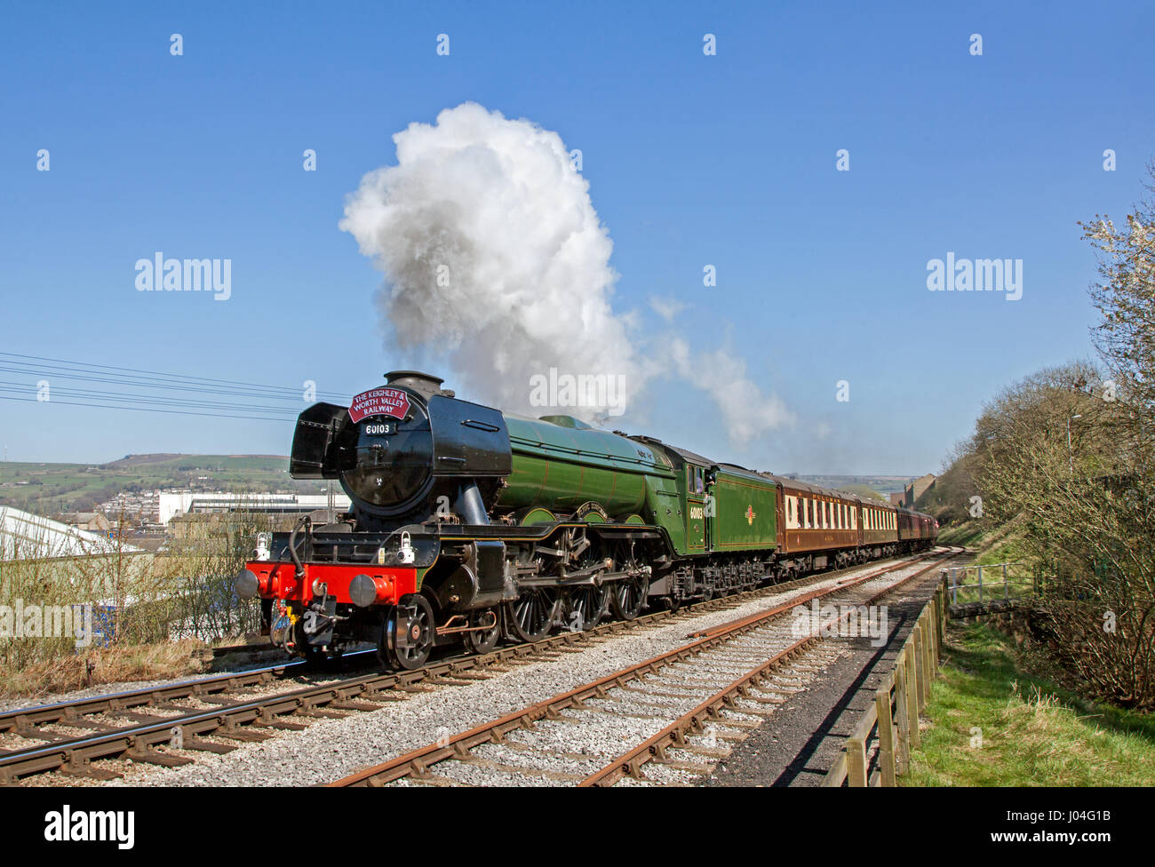 A3 60103 Flying Scotsman si diparte Keighley con WD 90733 banking a Keighley & Worth Valley Railway in data 8 aprile 2017. Foto Stock