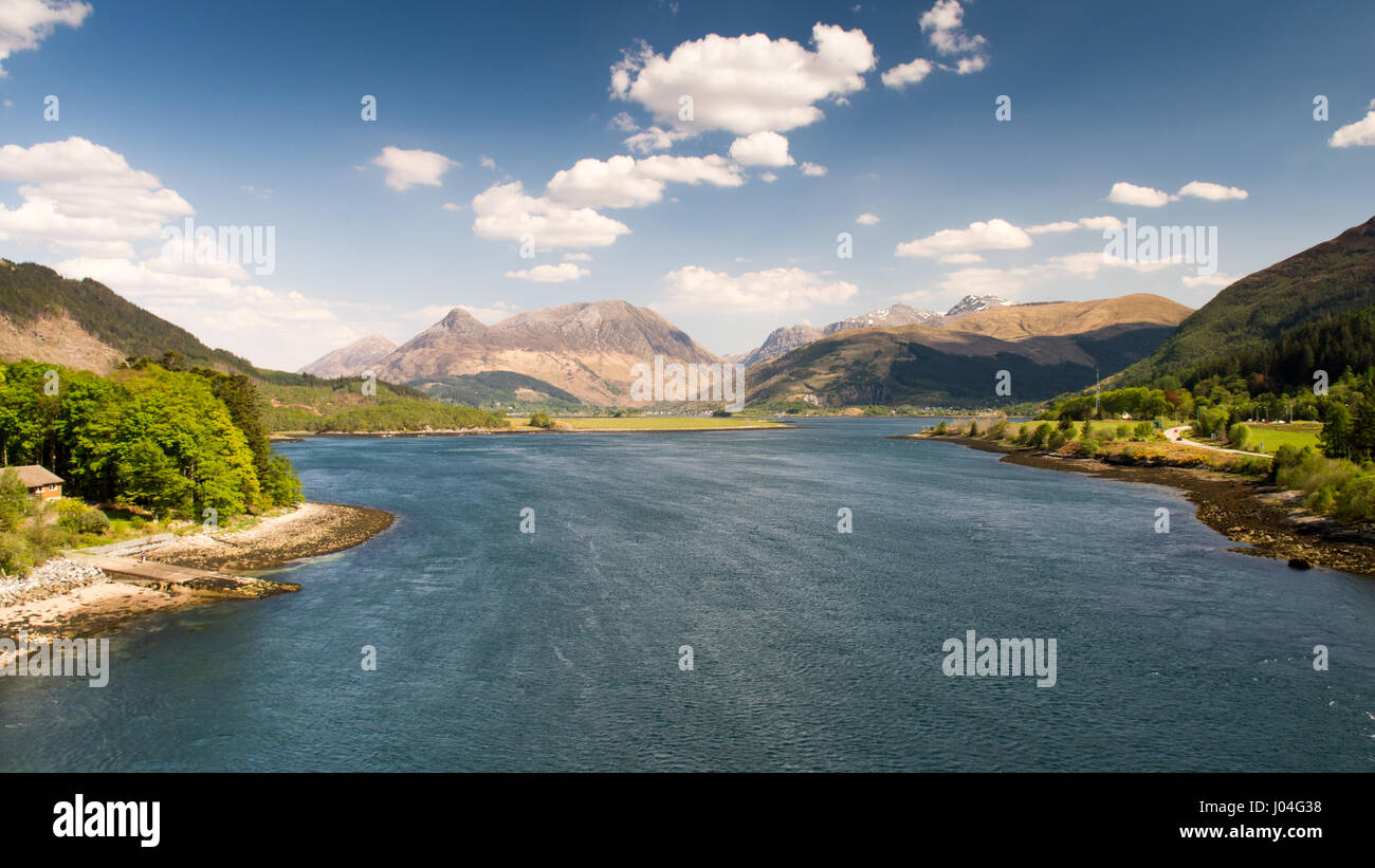 Guardando verso il basso Loch Leven mare ingresso da The Ballachulish Bridge nel West Highlands della Scozia. Foto Stock