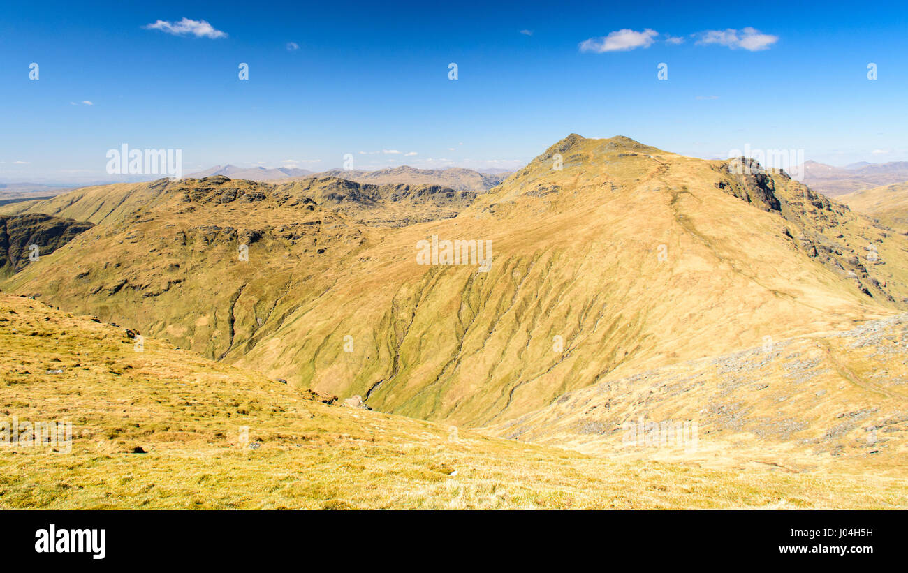 Sole splende su Beinn Ime e altre montagne di West Highlands della Scozia. Foto Stock