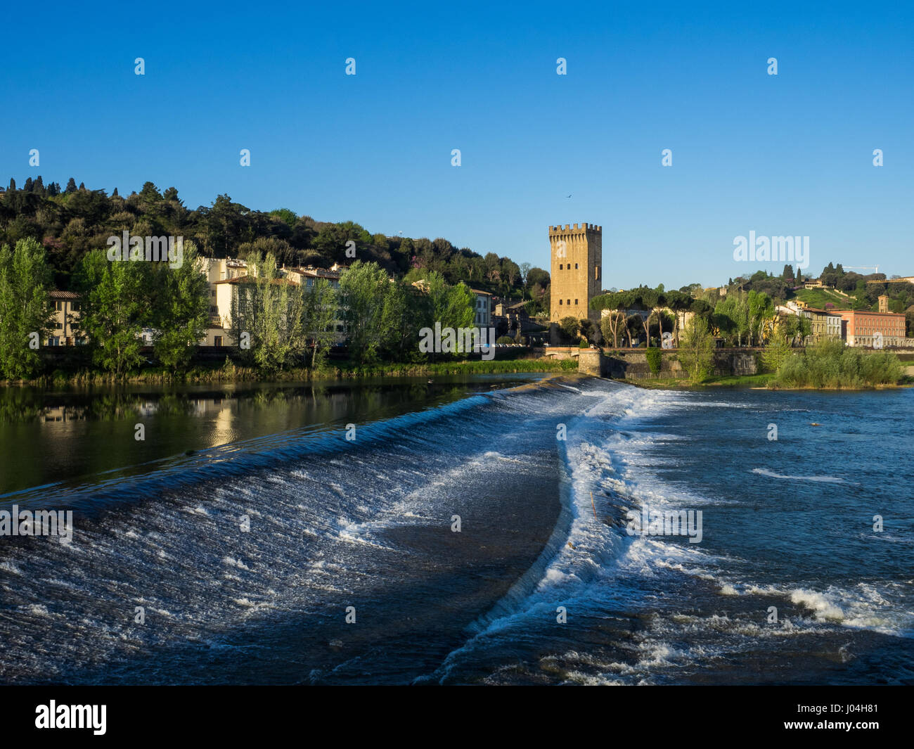 Porta San Niccolo torre di porta sulle rive del fiume Arno che formano parte del XIV secolo muro difensivo attorno alla città medievale di Firenze, Toscana Foto Stock