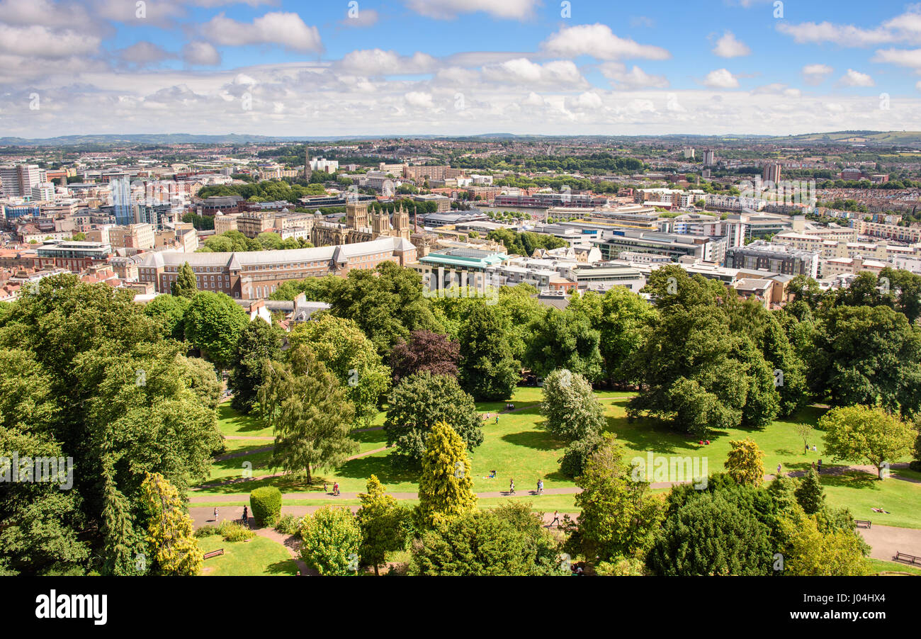 Bristol, Inghilterra - Luglio 17, 2016: estate sole splende su Brandon Hill park nel centro di Bristol, con la City Hall e il quartiere centrale degli affari. Foto Stock