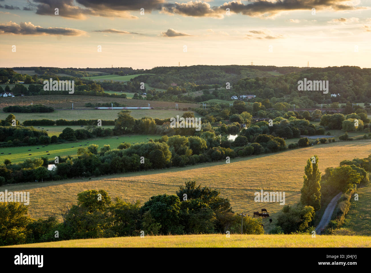 Reading, in Inghilterra, Regno Unito - 29 agosto 2016: un crosscountry treno voyager a goring gap in berkshire, sotto le nuove apparecchiature di elettrificazione sulla Great West Foto Stock