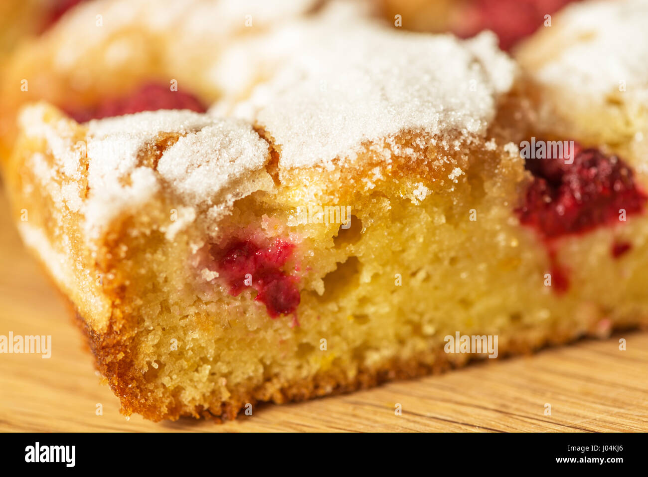 Lampone e mandorla Traybake Foto Stock